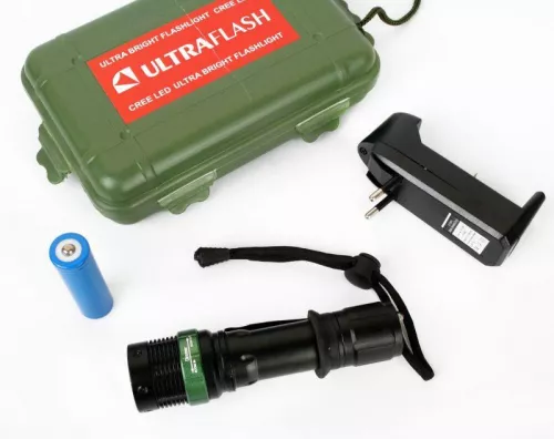 Фонарь E142 (аккум. 220В CREE 3Вт пласт. бокс; черн.) Ultraflash 12187